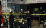 Um ataque a tiros no metrô de Nova York, nesta terça-feira (12), deixou pelo menos 29 pessoas feridas, tendo dez das vítimas lesões causadas por uma arma de fogo. O suspeito responsável pela violência continua sendo procurado pela polícia da cidade, que já conseguiu recuperar a pistola e os carregadores usados