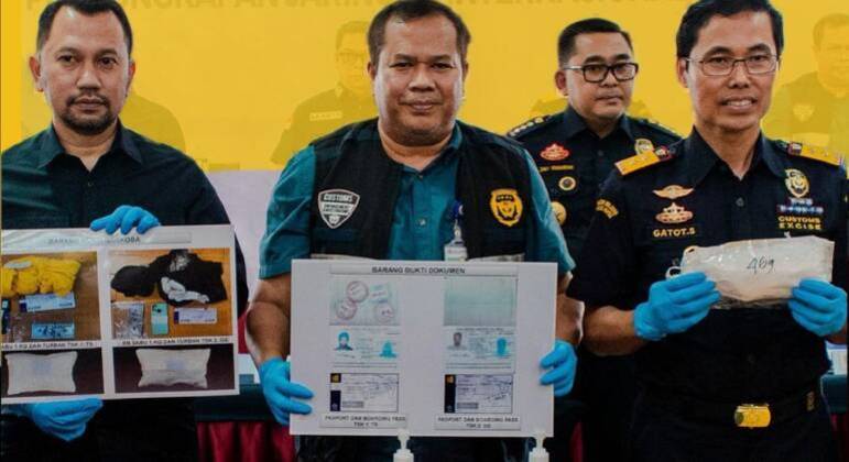 Polícia de Soekarno-Hatta divulgou imagens de oficiais orgulhosos da apreensão