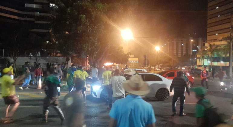 Manifestantes depredaram veículos na noite desta segunda-feira (12) na área central de Brasília