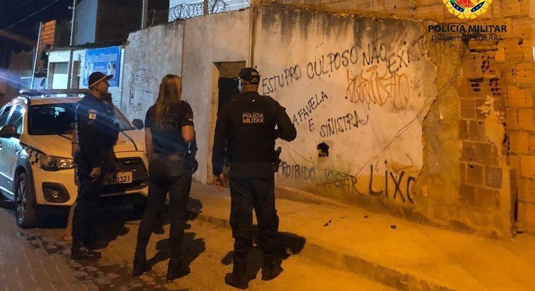 Policiais militares chegam a local onde adolescentes estavam sendo obrigadas a se prostituir