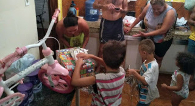 Samuel e seus irmãos foram presenteados neste Natal