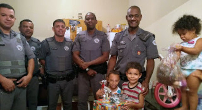 Policiais militares doam alimentos e brinquedos para crianças carentes