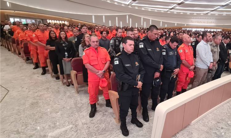 Policiais militares e bombeiros homenageados no Solo Sagrado, em Brasília