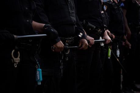 NY proíbe polícia de usar chave de estrangulamento