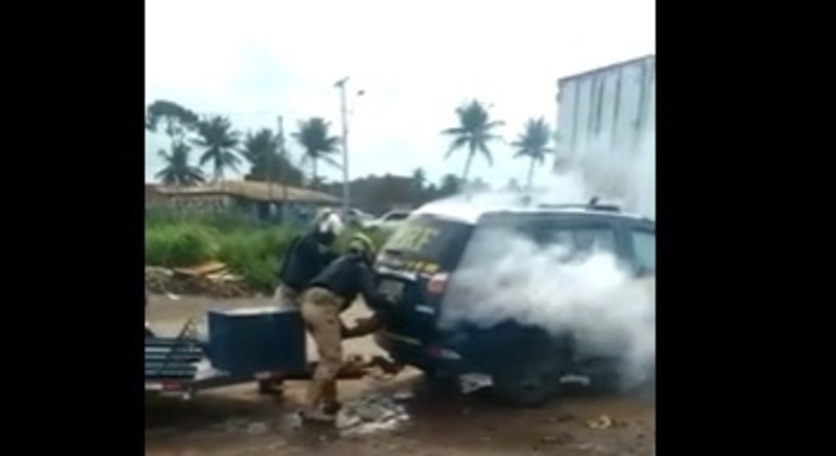 Policiais prendem homem em veículo e jogam gás dentro