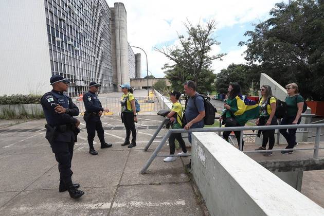 Policiais revistam manifestantes apoiadores do ex-presidente Jair Bolsonaro que chegam à Esplanada dos Ministérios, em Brasília, neste domingo (8), durante a retomada de protestos contra o governo do presidente recém-empossado Luiz Inácio Lula da Silva (PT). Parte dos manifestantes chega do acampamento em frente ao Quartel General do Exército. Outros vieram em caravanas para a cidade. O ministro da Justiça Flávio Dino autorizou o uso da Força Nacional de até amanhã (9) para garantir a segurança na área.