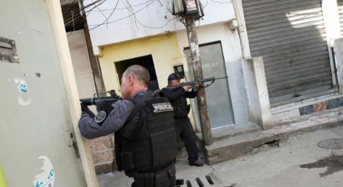 Policiais apontam suas armas durante operação na favela do Jacarezinho no Rio de Janeiro