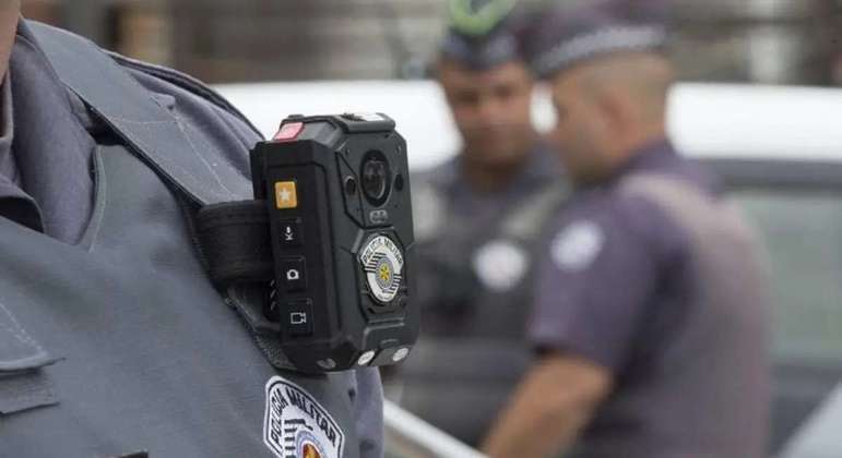 Policiais rodoviários podem começar a usar câmeras nos uniformes até o final