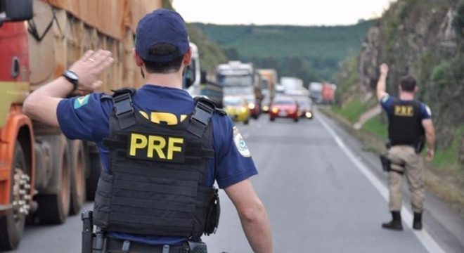 Policias foram condenados por cobrar valores de motoristas de caminho-guincho