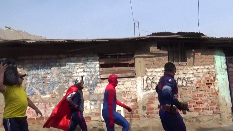 A operação, que levou o nome de Marvel, ocorreu no sábado (29) e começou quando Capitão América, Thor, Homem-Aranha e Viúva Negra percorreram a pé as ruas de um bairro no distrito de San Juan de Lurigancho, um dos mais populosos da capital peruana