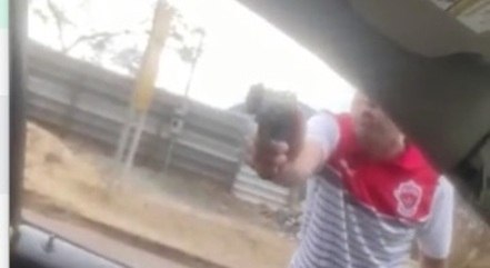 Policial apontou arma para homem 
