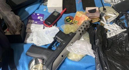 Polícia apreendeu arma, dinheiro e drogas com os suspeitos