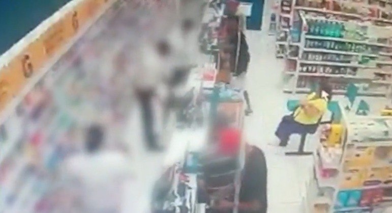 Câmeras de segurança do local flagraram os suspeitos roubando os clientes e itens da farmácia