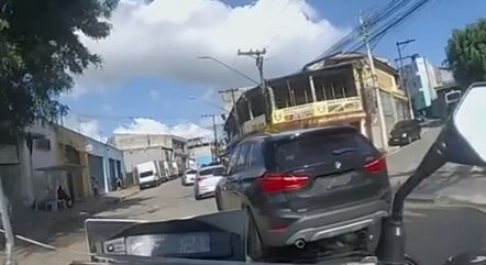 Policial de moto persegue BMW roubada
