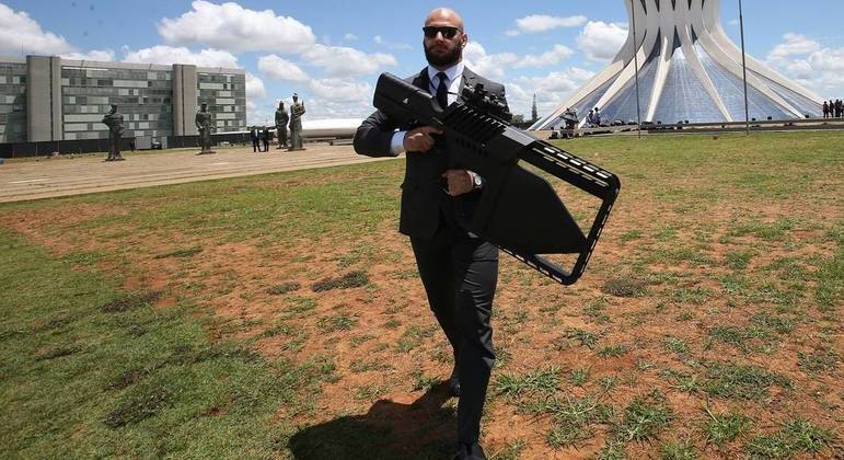 Policial federal carrega arma antidrone no local da chegada de Lula para a posse
