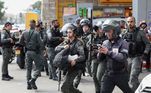 O pessoal de segurança israelense garante a segurança do local após um incidente em Jerusalém, 30 de outubro de 2023




