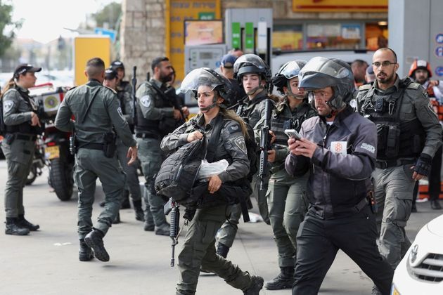 O pessoal de segurança israelense garante a segurança do local após um incidente em Jerusalém, 30 de outubro de 2023




