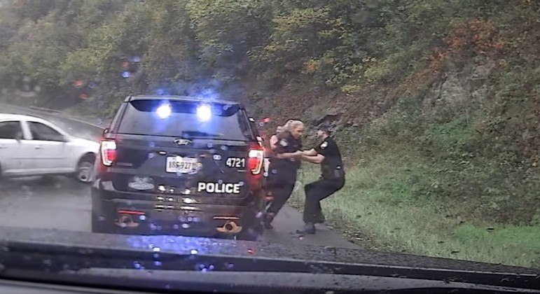 Policial salvou colega de atropelamento à beira de rodovia na Virgínia, nos EUA