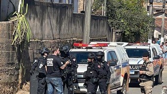 Homem joga bomba na polícia e é baleado em Santa Bárbara (MG)