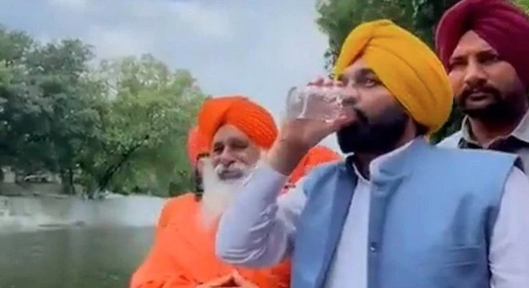 Político resolveu beber água poluída para mostrar que era potável