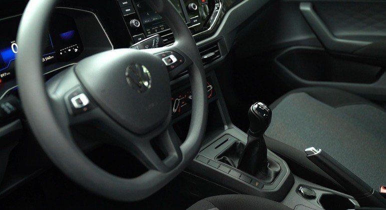 Interior do Polo PCD é similar às versões de entrada sem Volksplay mas com câmbio automático
