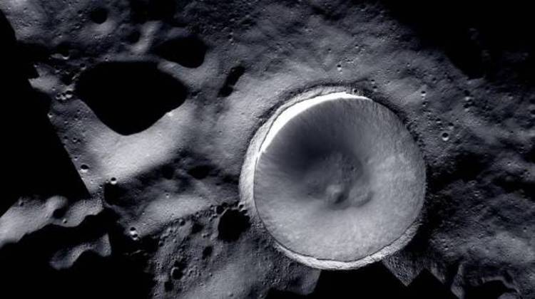 Um novo mosaico da cratera Shackleton mostra o poder de duas câmeras em órbita lunar trabalhando juntas para revelar detalhes sem precedentes do polo sul lunar