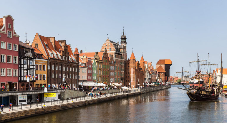 Polônia- 38 milhões de habitantes/ Capital: Varsóvia / Imposto sobre consumo: 23%.