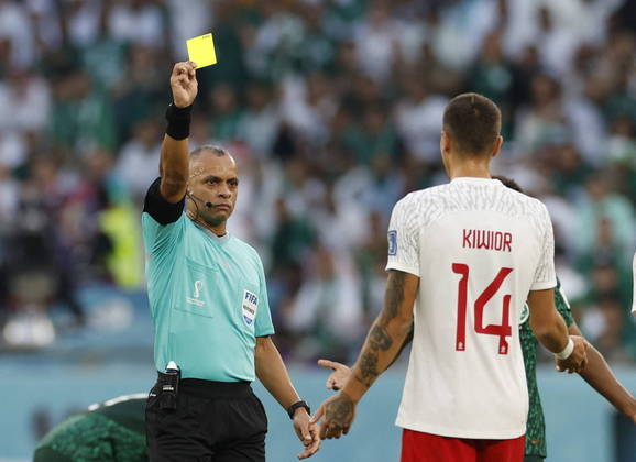 O árbitro brasileiro Wilton Pereira Sampaio não aliviou nos cartões amarelos no primeiro tempo