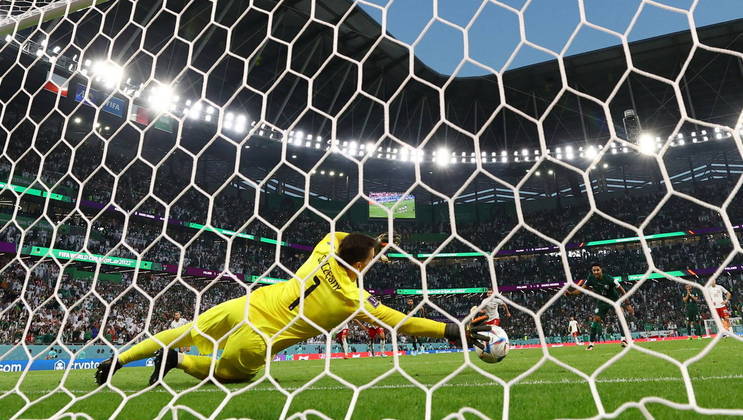 Na sequência, a Arábia Saudita teve um pênalti a favor, mas Al-Dawsari parou em Szczesny e desperdiçou a cobrança