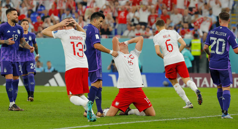 Jogadores da Polônia lamentam chance perdida para diminuir o placar na partida com a Argentina