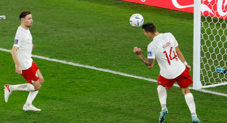 Jakub Kiwior salva praticamente em cima da linha evita o gol de Messi
