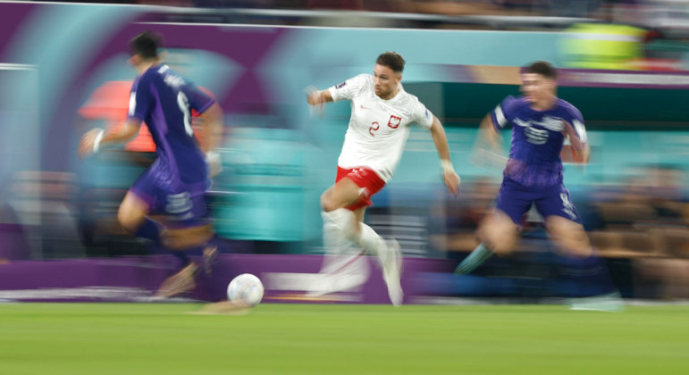 O poolonês Matty Cash acelera para superar a marcação da Argentina