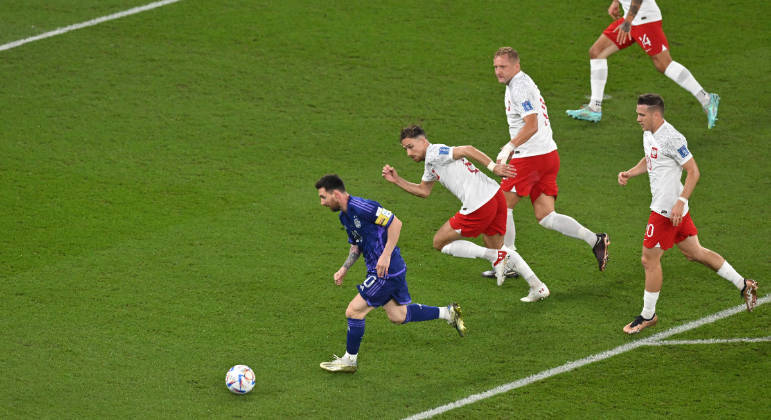 Messi é perseguido por toda a defesa da Polônia