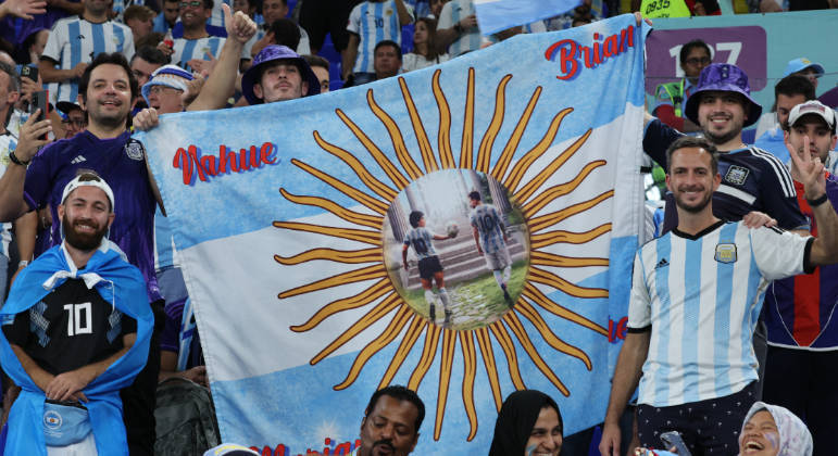 Torcedores argentinos marcam presença no estádio para o jogo decisivo com a Polônia