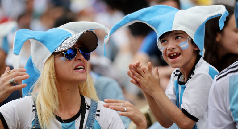 Em Buenos Aires, o clima era de festa. Famílias de torcedores se reuniram para ver o time de Messi e companhia enfrentar a Polônia a milhares de quilômetros de distância