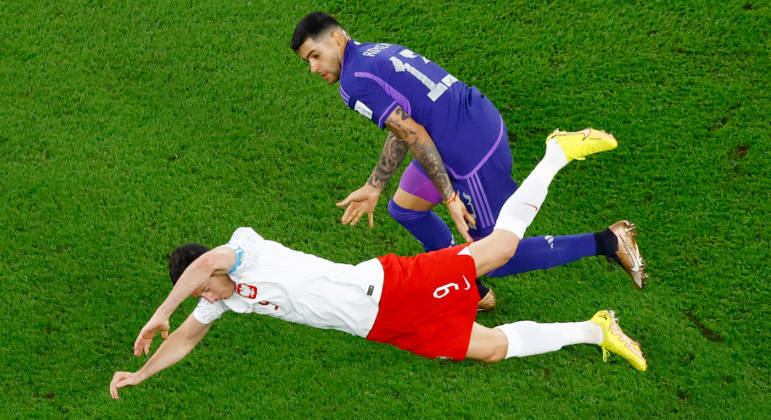 Robert Lewandowski leva a pior na disputa de bola com Cristian Romero