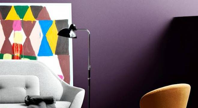 Poltrona amarela na sala de estar retrô