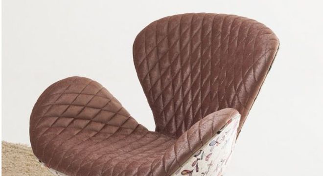 Poltrona com duas cores e estampada