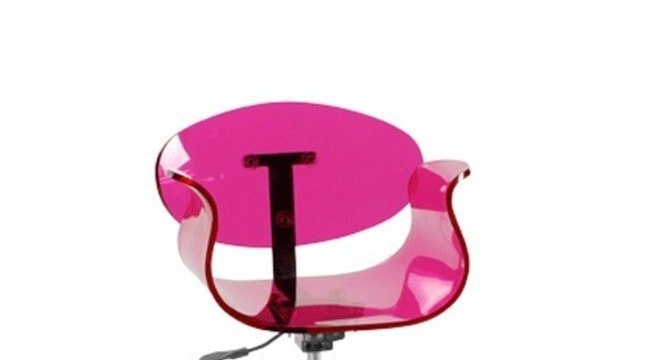 Poltrona de acrílico no estilo tulipa