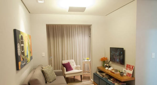 Poltrona para sala de tv branca com acabamento em capitonê