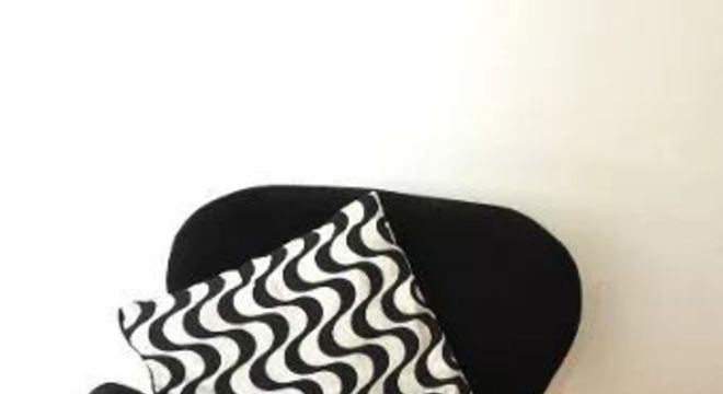 Poltrona preta com almofada estampada 