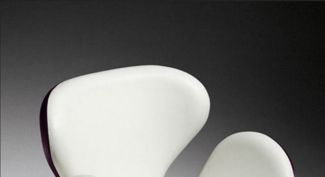 Poltrona tulipa branca e roxa