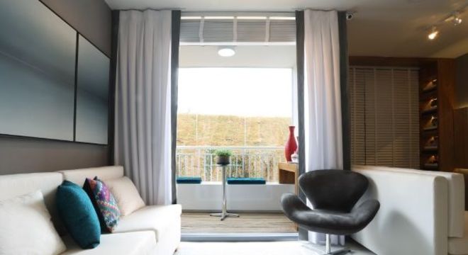 Poltrona tulipa preta giratória