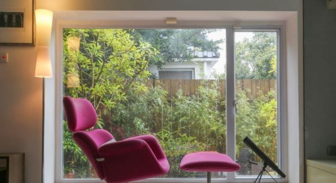 Poltrona tulipa rosa para quarto