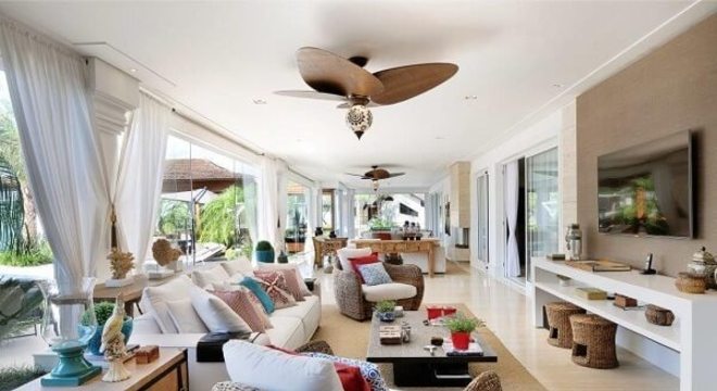 Poltronas para sala de tv com acabamento em palha traz rusticidade para o ambiente