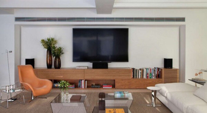 Poltronas para sala de tv em tom alaranjado traz descontração ao espaço