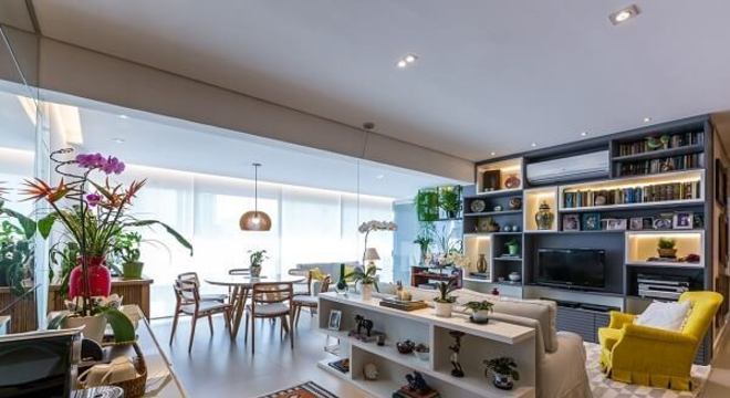 Poltronas para sala de tv em tom amarelo se destaca no ambiente