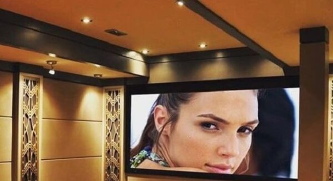 Poltronas para sala de TV em tom laranja