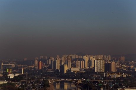 Mancha de poluição no horizonte da cidade de São Paulo