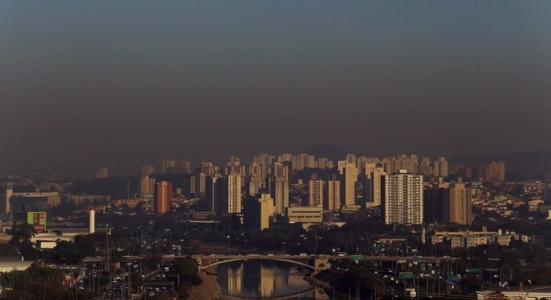 Mancha de poluição no horizonte da cidade de São Paulo